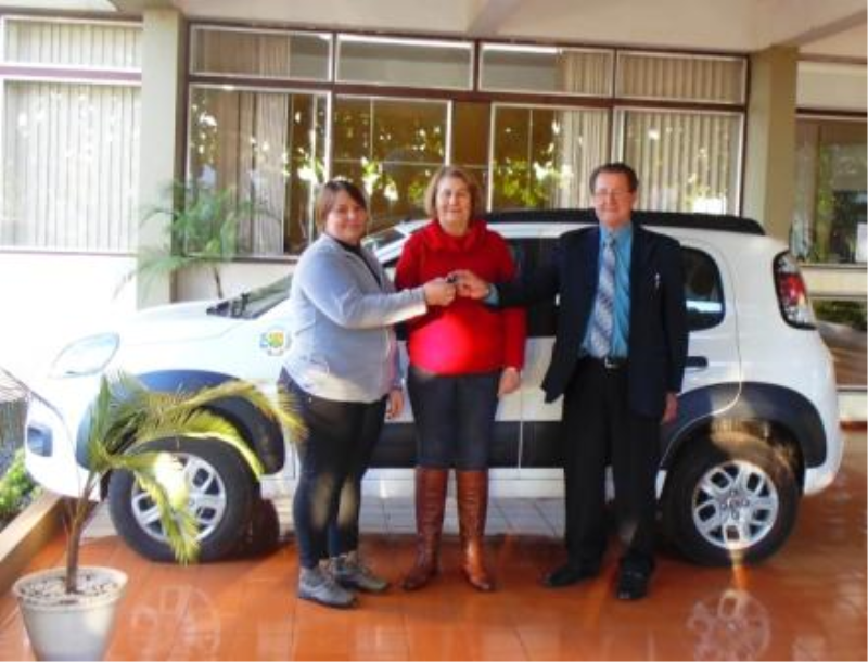 Secretaria de Educação recebe novo veículo